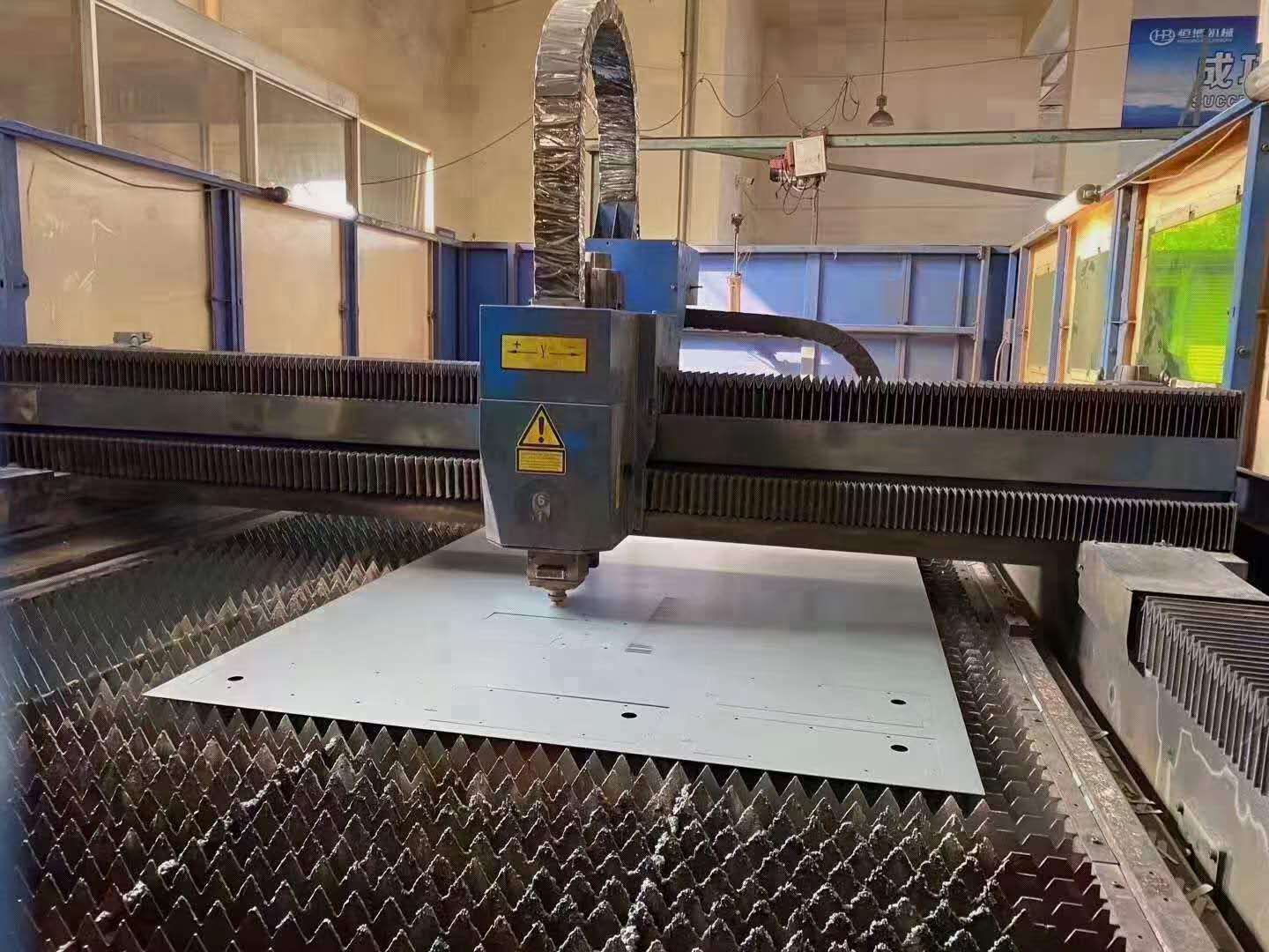 27_降价出售深圳大族2500瓦光纤激光切割机,台面2米,4米_万通机床公司