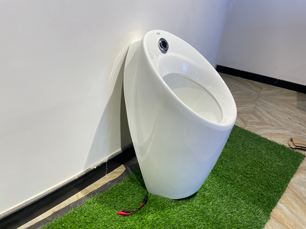 材质:广东瓷 排污方式:墙排排污/地排排污 优点:感应式小便器采用装置