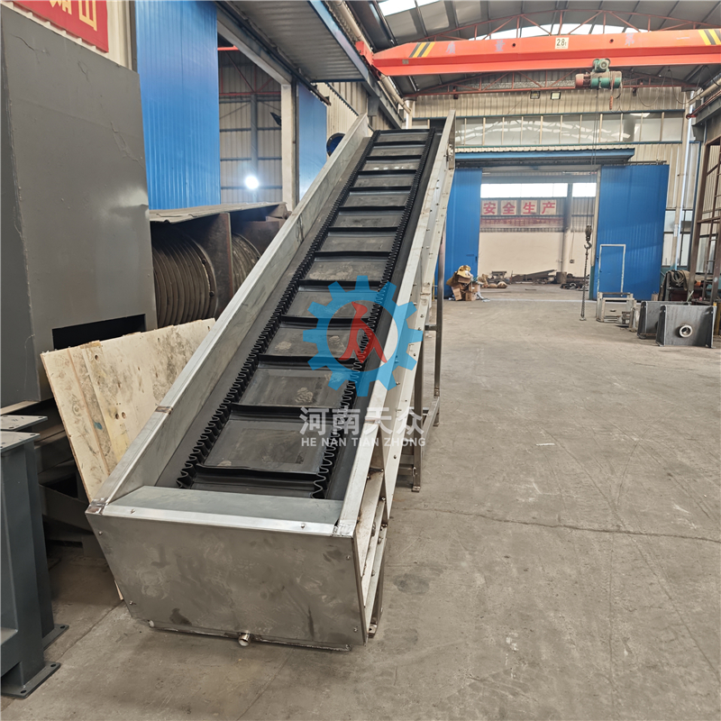 裙边黑皮带输送机 (2).jpg