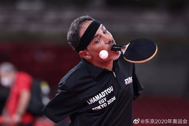 残奥会乒乓球陈超主动让球对手用嘴持拍令人动容