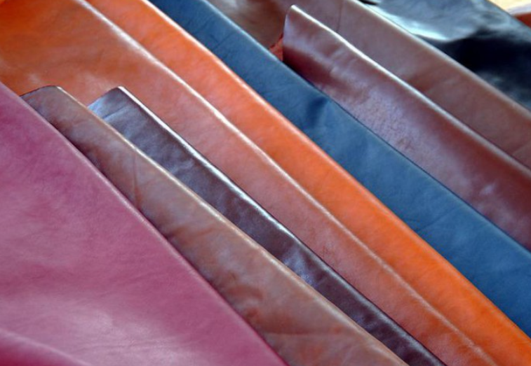 首页 详细页面  全粒面革是指保留并使用动物原表面(即生长毛为一面)