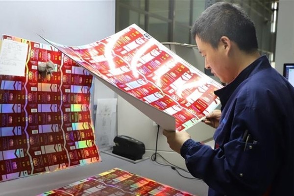 纸,粘封卷烟软盒开口端的封签纸……卷烟及烟盒上并不起眼的一张张纸