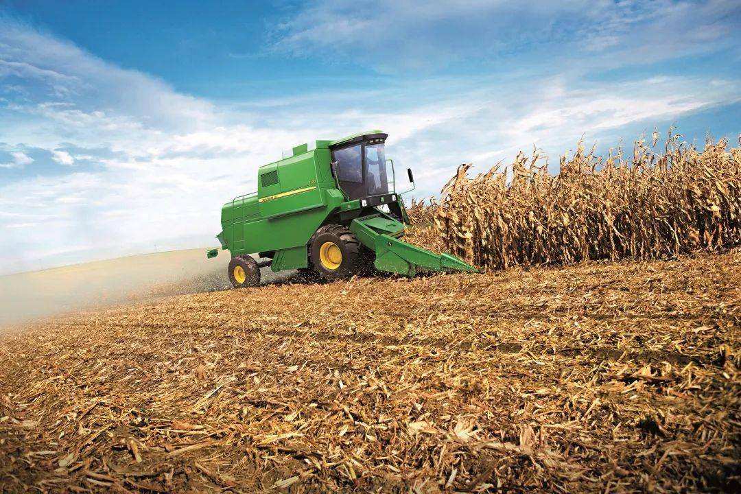 两年后,董鹏又更换了约翰迪尔 c120联合收割机.