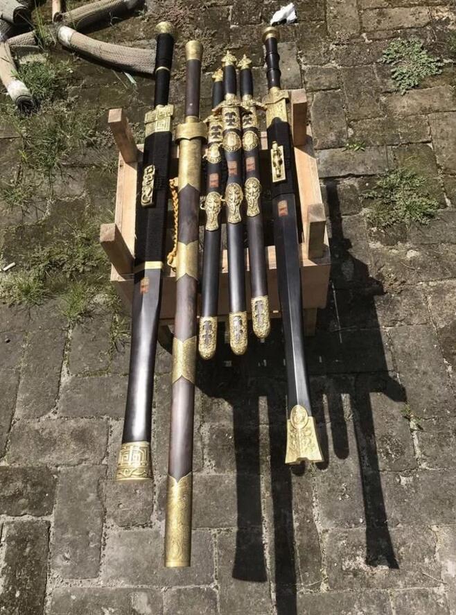 剑者,百兵之君,杀伐利器,其身直头尖,横竖可伤人,击刺可透甲.