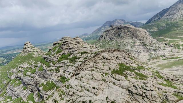 宽200到300公里的山系,为内蒙古高原和松辽平原的分水岭