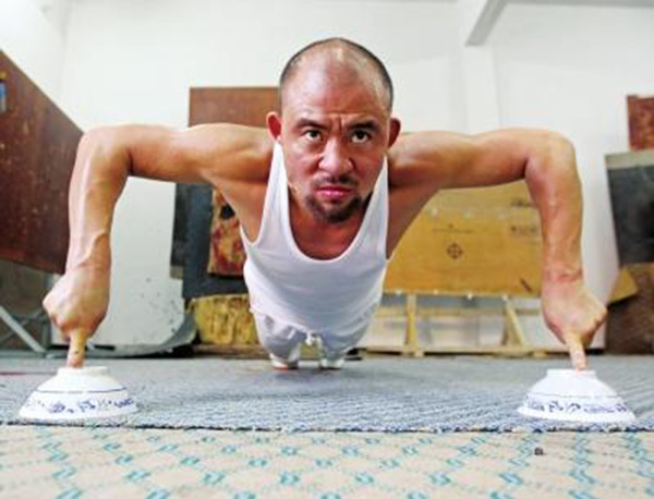 二指禅为双手各用一指进行俯卧撑或倒立,选手以俯卧撑次数以及倒立