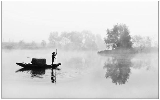 水墨画般的山村在炊烟袅袅,云雾缭绕中胜似梦中的仙境