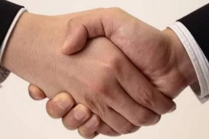 见面,或是约定见面,首先要眼睛大睁,以闪烁光芒的目光正视对方片刻,面