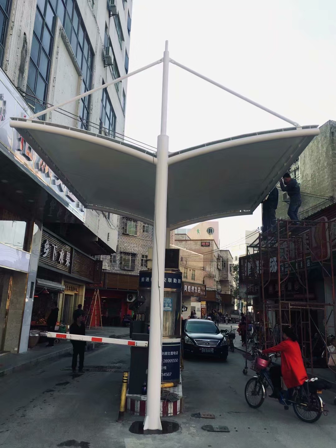 龙岗爱联小区出入口收费亭张拉膜结构