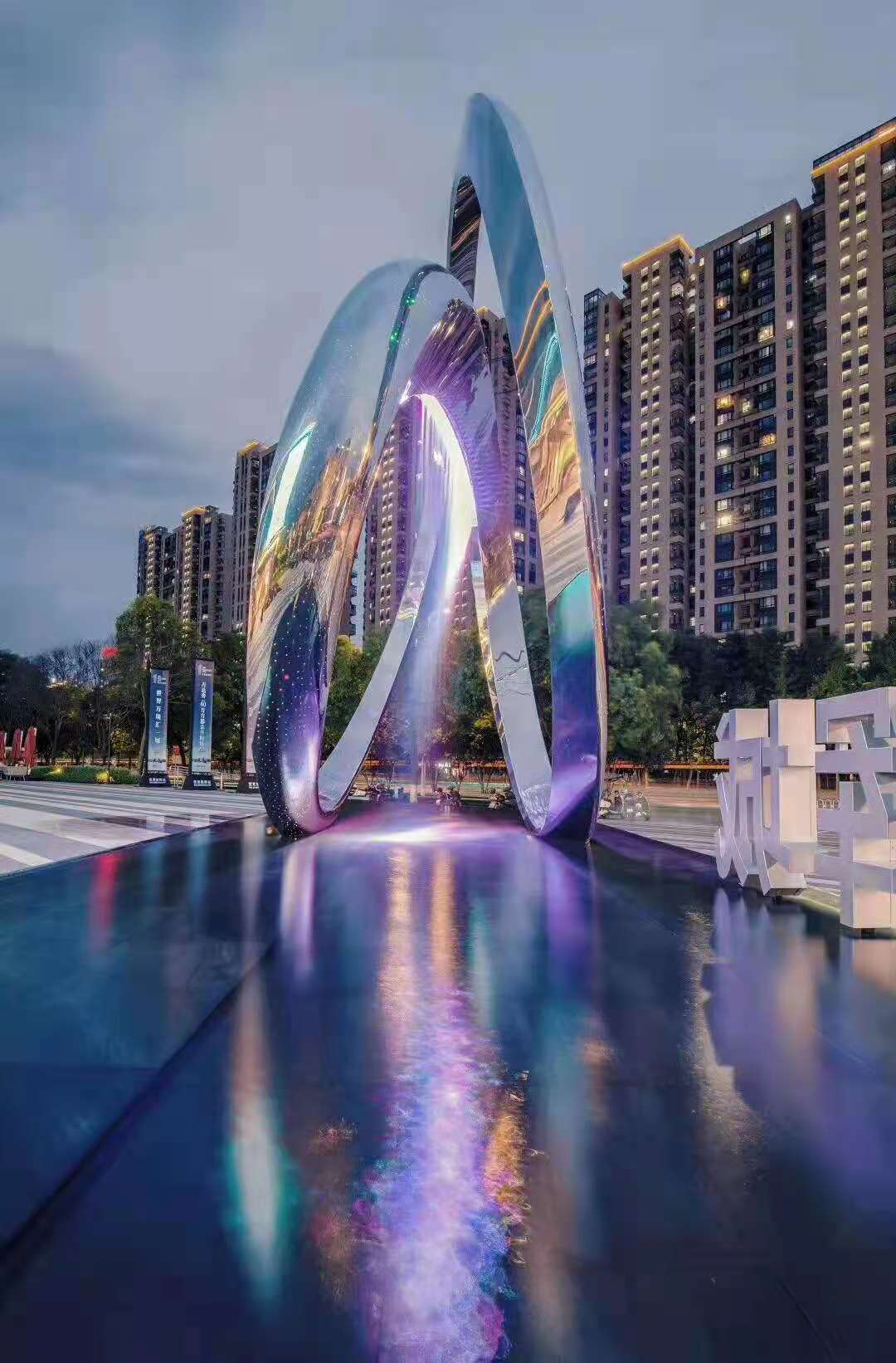 辽阳主题街区,旋转圆环雕塑,水景灯光雕塑作品图