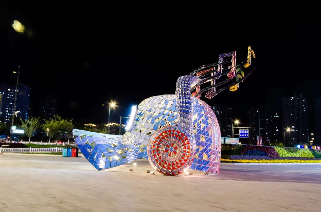 常州灯光节雕塑广场不锈钢炫彩帽子雕塑定制