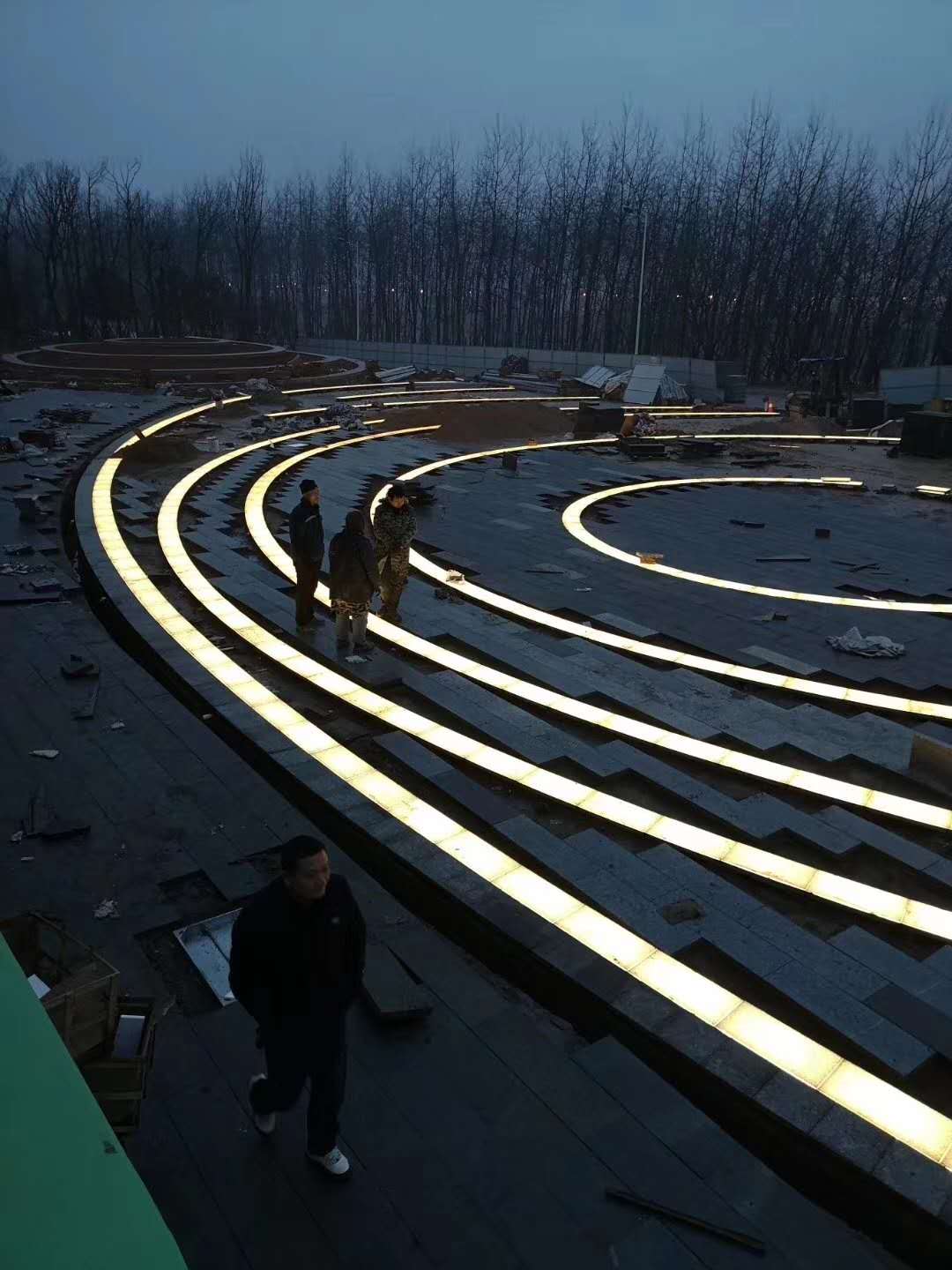 led广场地砖灯是近几年夜景亮化中常用到的一款产品,采用不锈钢钢板