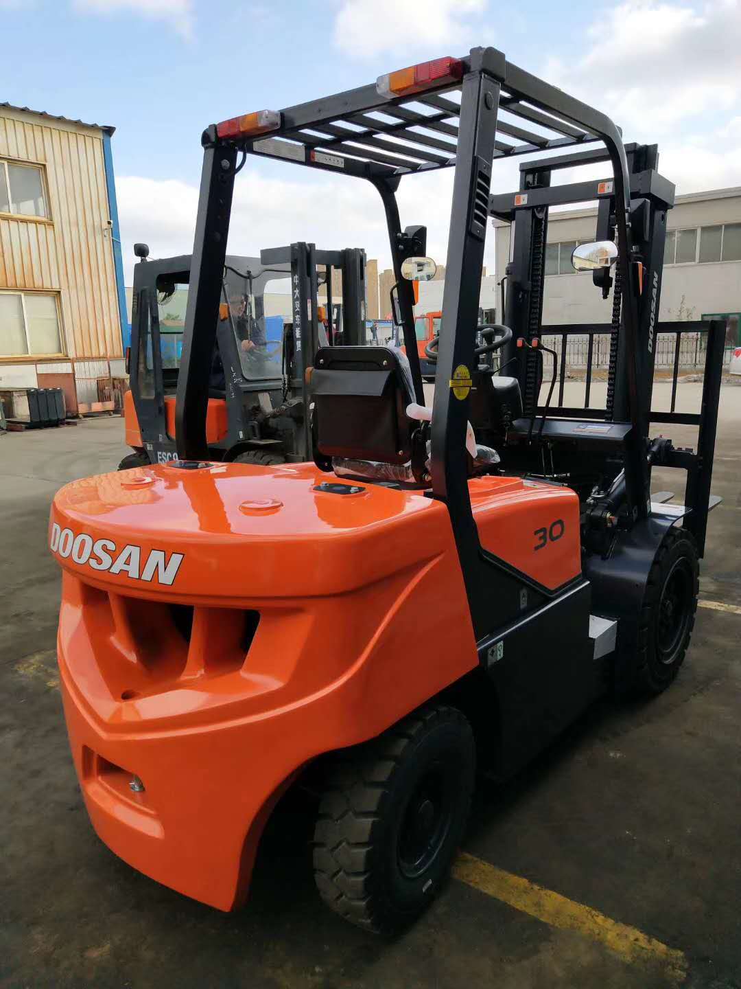 烟台八角卡斯卡特抱夹柴油叉车二手斗山3吨物流搬运叉车租赁_百业搜