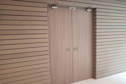 增加消防设施,包括防火门,并根据周围环境的差异,安装耐火极限不同的