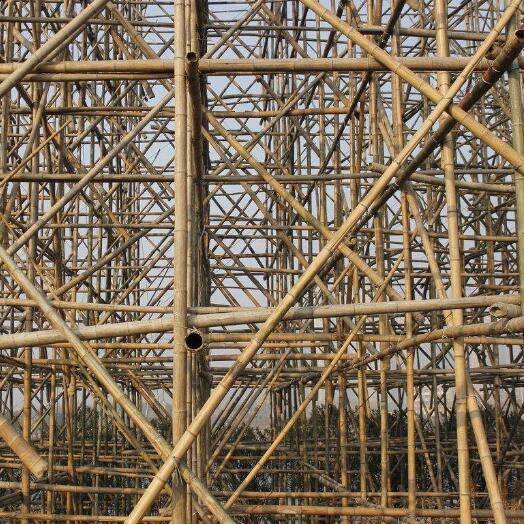 按搭设的位置分为外脚手架,里脚手架;按材料不同可分为木脚手架,竹