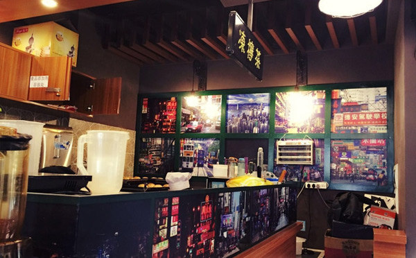 "鸿记冰室"(hongkia),是由梁先生开创的餐饮连锁品牌