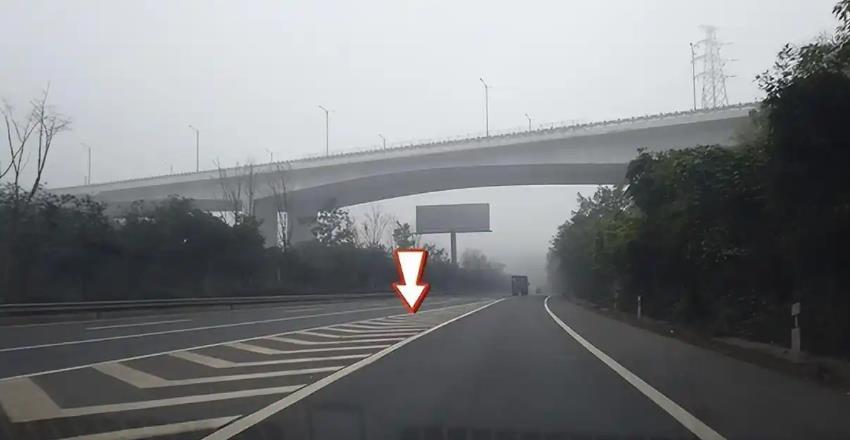 高速公路標(biāo)線-18951744567（2）.jpg
