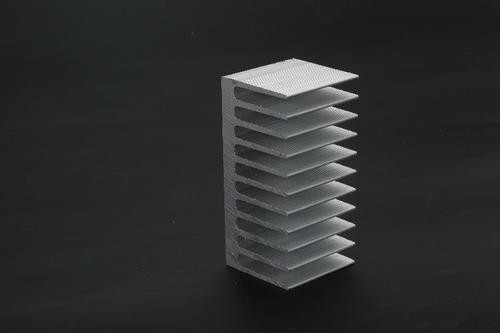 它主要是由铝棒配配以一定比例的其他金属加以熔炼