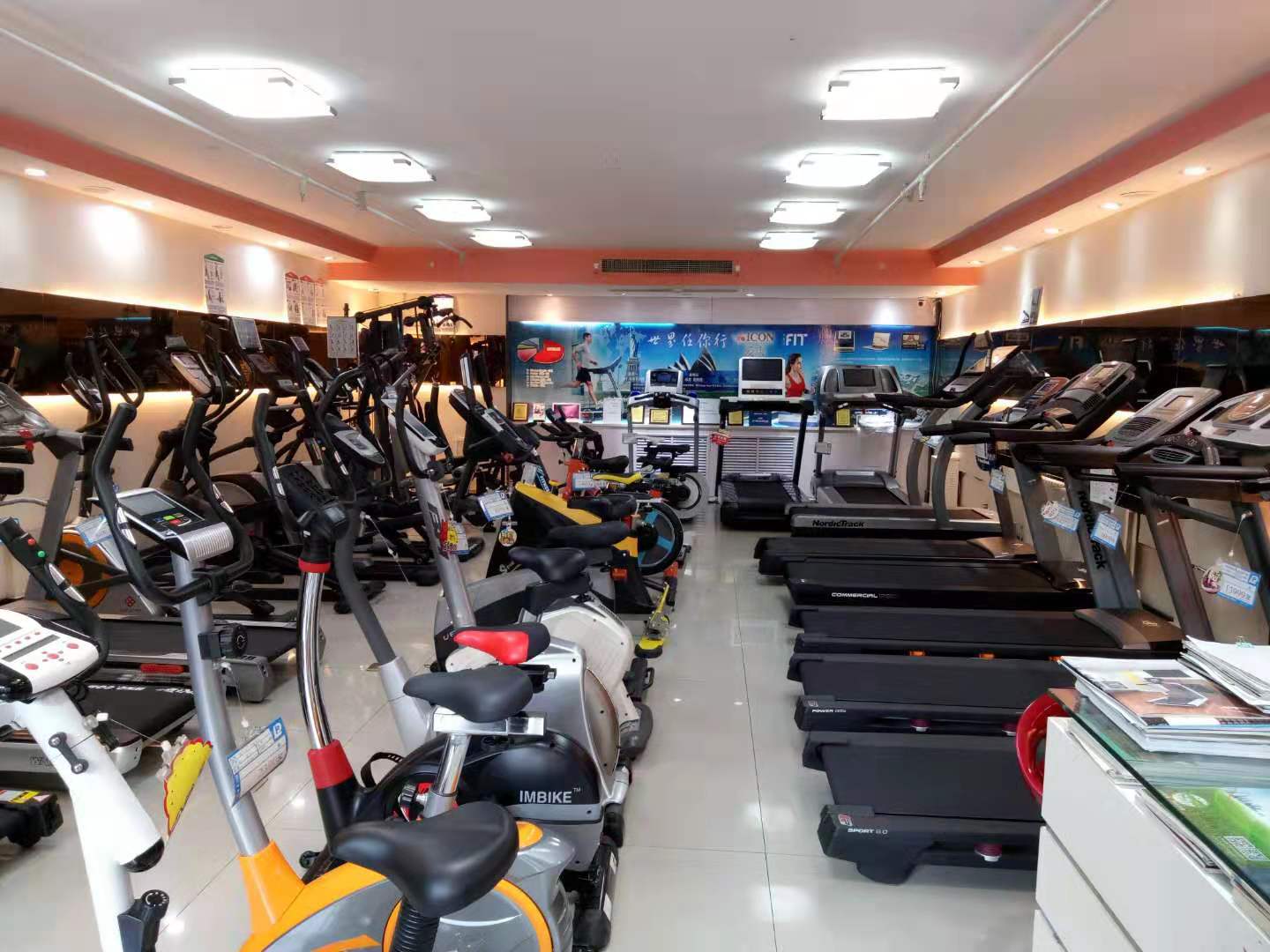 专业室内外场馆的塑胶,人工草坪的铺设以及运动用品.