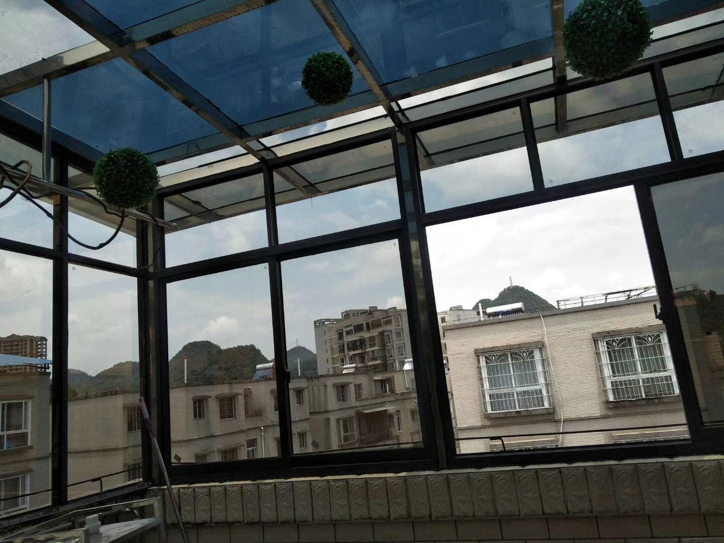 阳光房上门施工贴膜窗户玻璃隔热防晒防刺眼