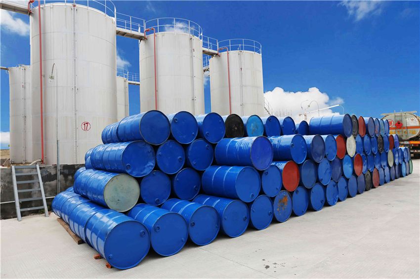 无色半透明油状液体,无或几乎无荧光,冷时无臭,无味,加热时略有石油样