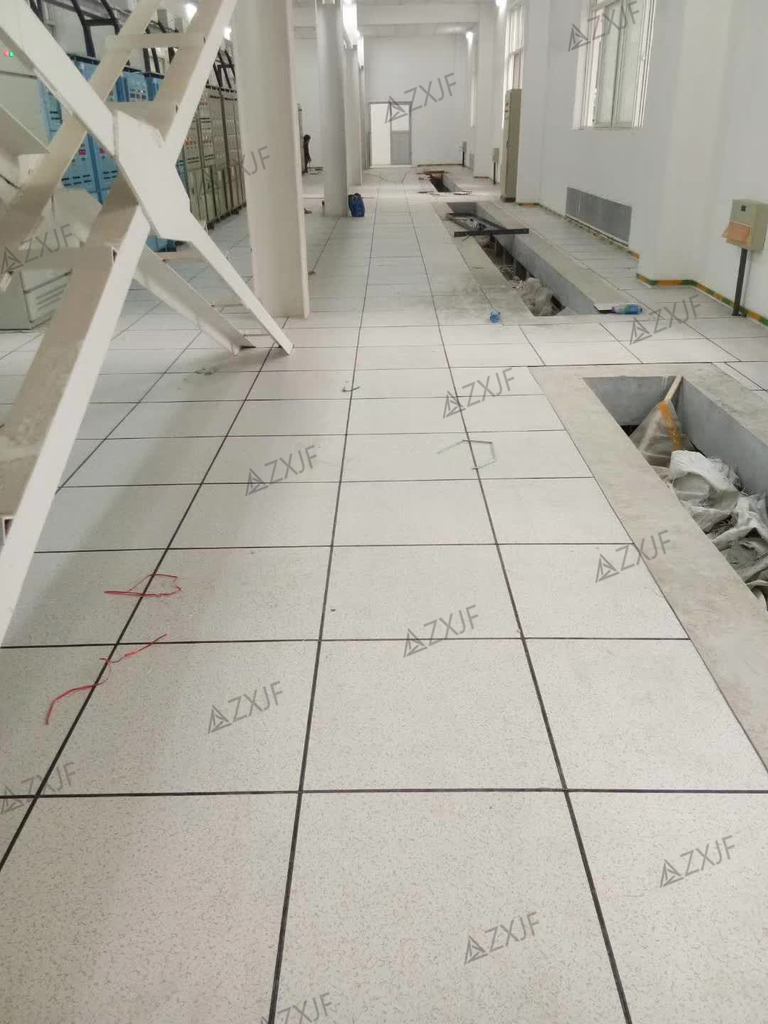 的活动地板属于功能性地板,用在各类机房,配电室等,对静电产生敏感的