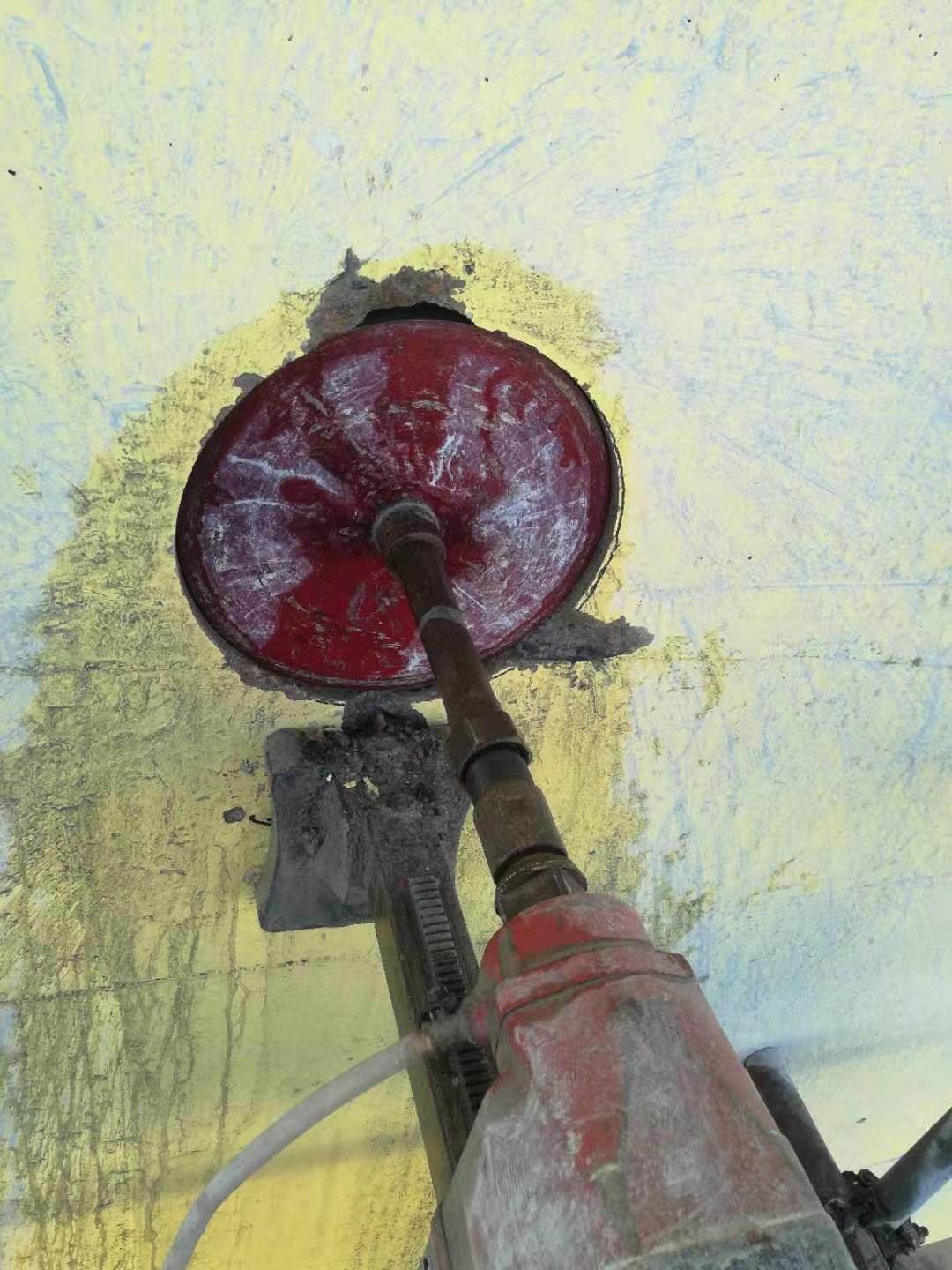 洪山区打穿墙孔17362908806打烟道孔打桥架孔