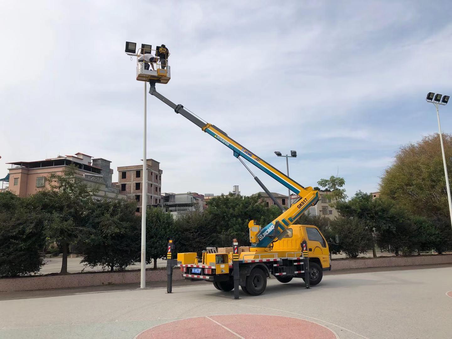 4)高空作业车工作平台的任何水平截面的外形尺寸应为:承载1人的不超过