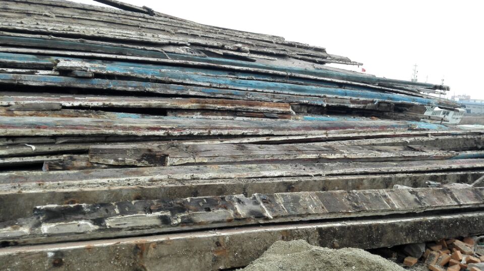 古船木在材质上一般选用优良的硬木,主要有铁力木,石椎木,昆甸木,原料