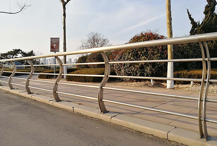 道路护栏多钱一米直销