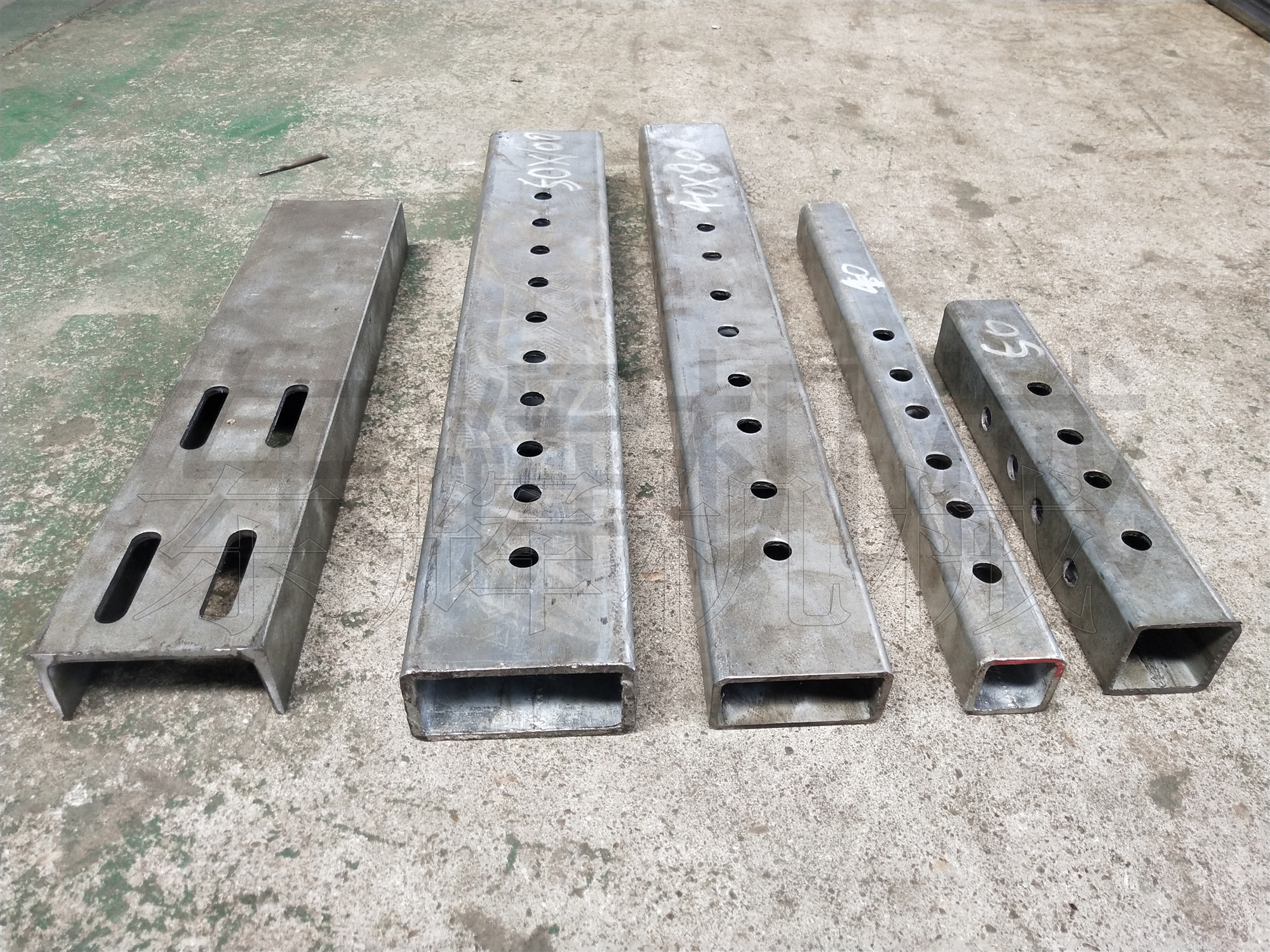 槽钢冲眼机槽钢裁断机爬梯冲孔机厂家直销