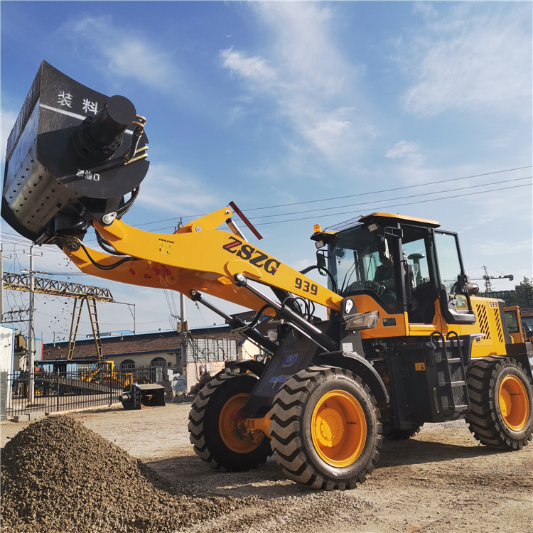 野外混凝土作业用搅拌斗装载机,搅拌斗装载机是根据小型装载机和搅拌