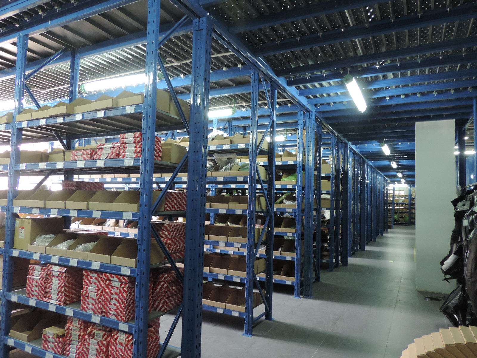 供应汽车4s店车间货架,武汉定制货架_湖北得友鑫物流设备有限公司