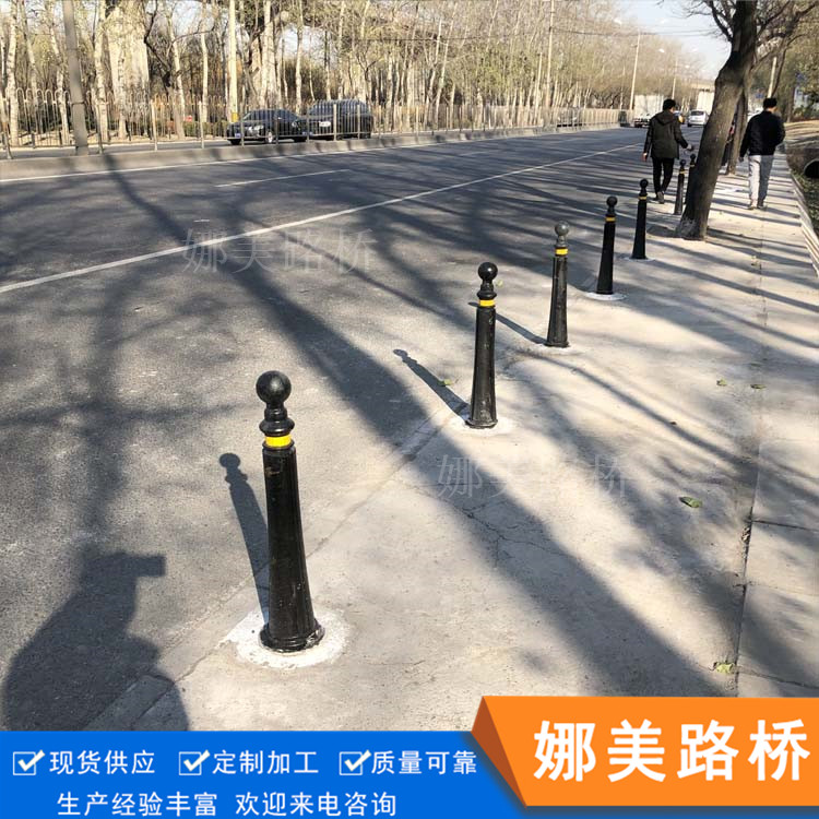 一体无焊接铸铁警示桩,北京京式铸铁阻车桩,固定路桩
