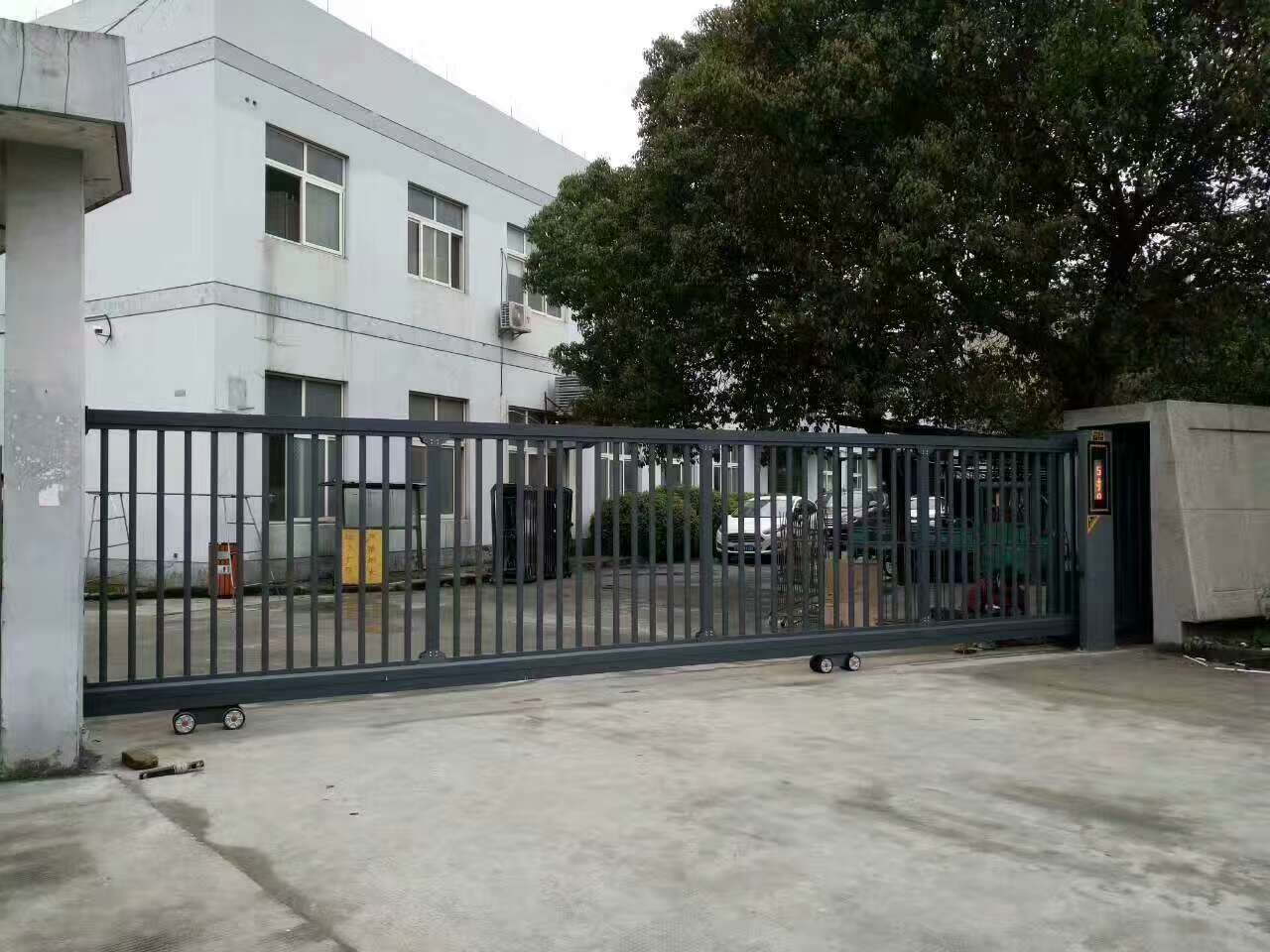 三灶不锈钢伸缩门,三灶工厂伸缩门安装,学校电动门厂家