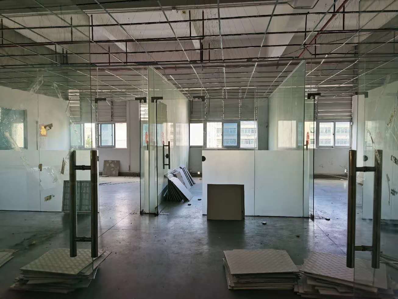 凤岗靠近观澜新出4楼2780平,有现成办公室装修,水电到车间,金刚砂地面