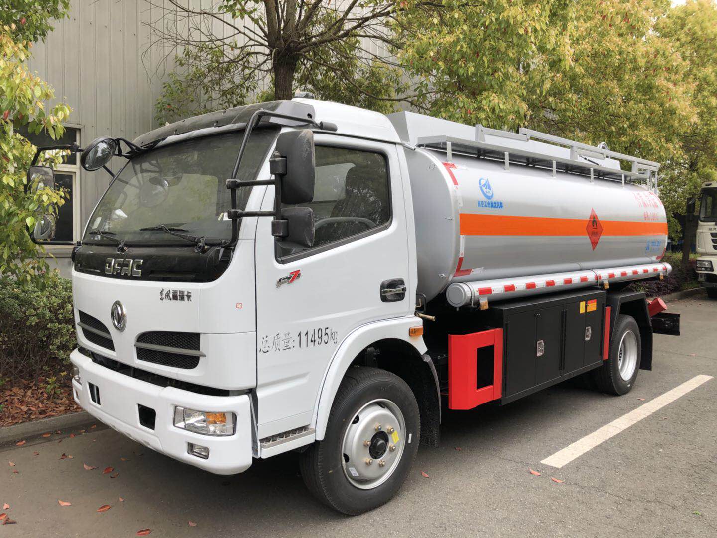 超低价销售各种加油车,油罐车,3吨到30吨及二手工用车