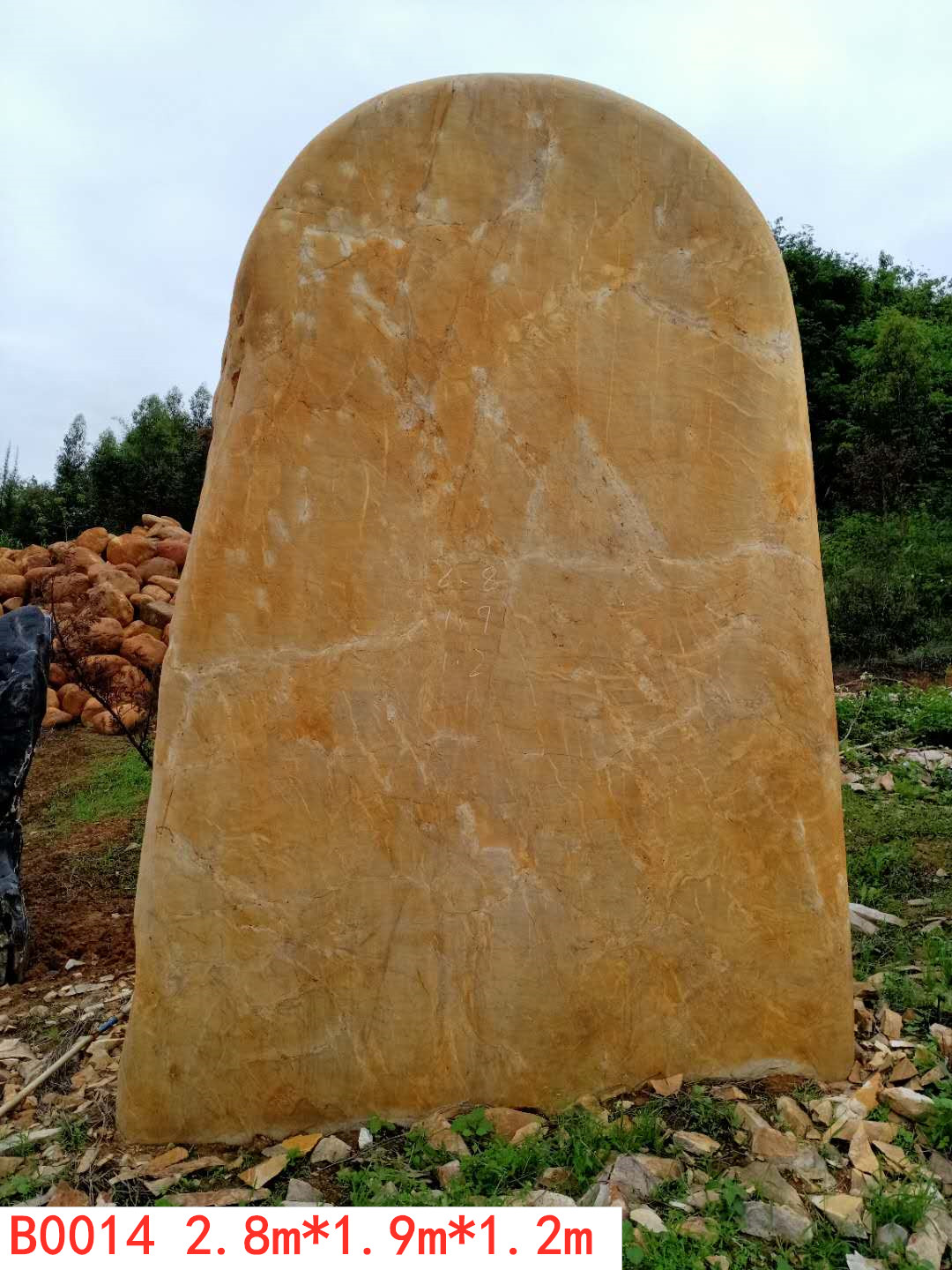 河南大型黄蜡石刻字,园艺装饰之美