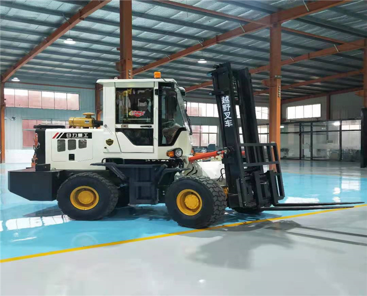 宁夏中卫叉车机场用叉车四驱高底盘伸缩越野叉车