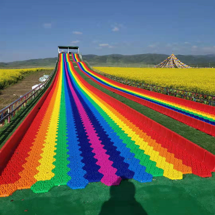 彩虹滑道的坡度多高合适金耀彩虹滑道厂家给您方案