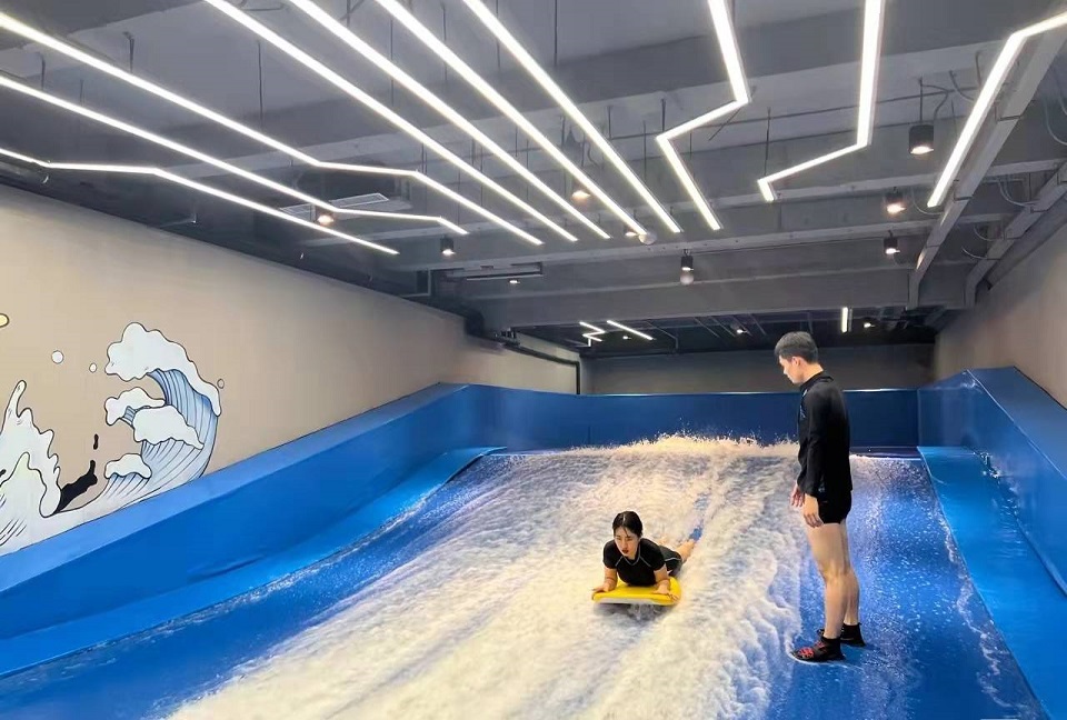 深圳室内恒温冲浪馆新手冲浪体验室内冲浪招募教练