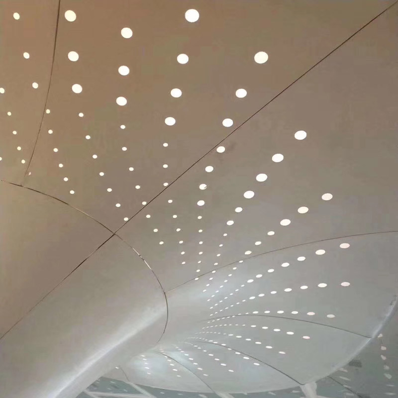 穿孔铝板吊顶造型 穿孔透光铝天花.jpg