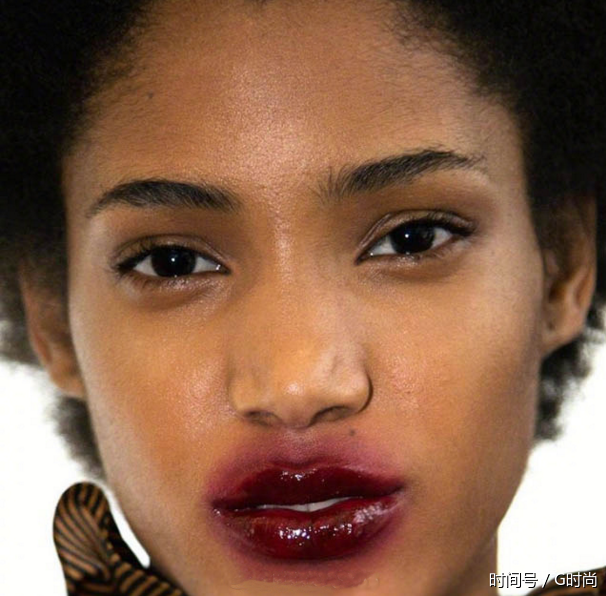 小脸上的樱桃嘴,配上桃红色的吻唇妆!透露着少女的青涩感.