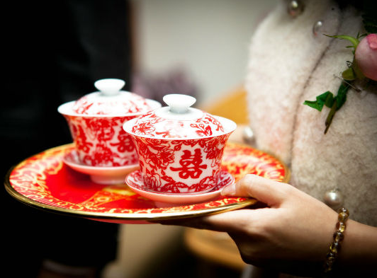 敬客斟茶通常以斟半杯为礼貌,俗称"茶七酒八";有的地方则流行三道茶